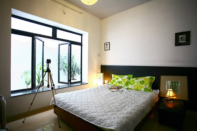 Phòng ngủ có nội thất giản dị, được lấy sáng từ giếng trời phía sau.