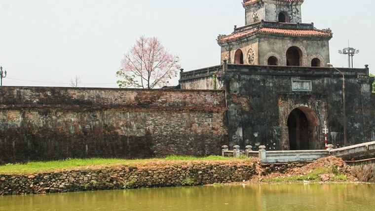 Tu bổ hay phá nát bờ kè thành hào Huế?