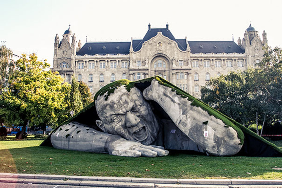 Điêu khắc khổng lồ bò ra khỏi mặt đất ở Budapest