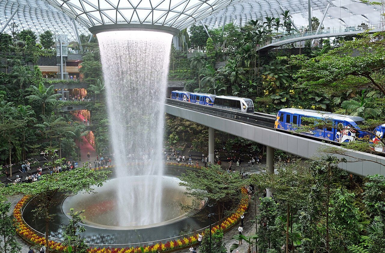 Thác Rain Vortex trong khu vườn Jewel Changi Airport