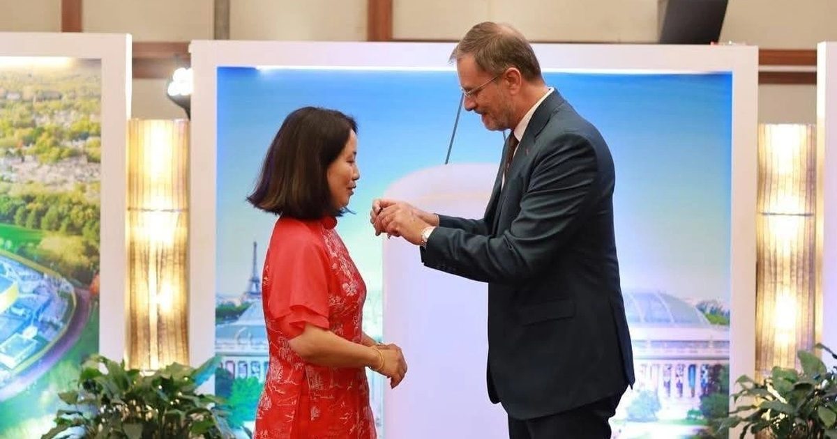 TS.KTS Nguyễn Thái Huyền nhận Huân chương Cành cọ Hàn lâm tại Đại sứ quán Pháp