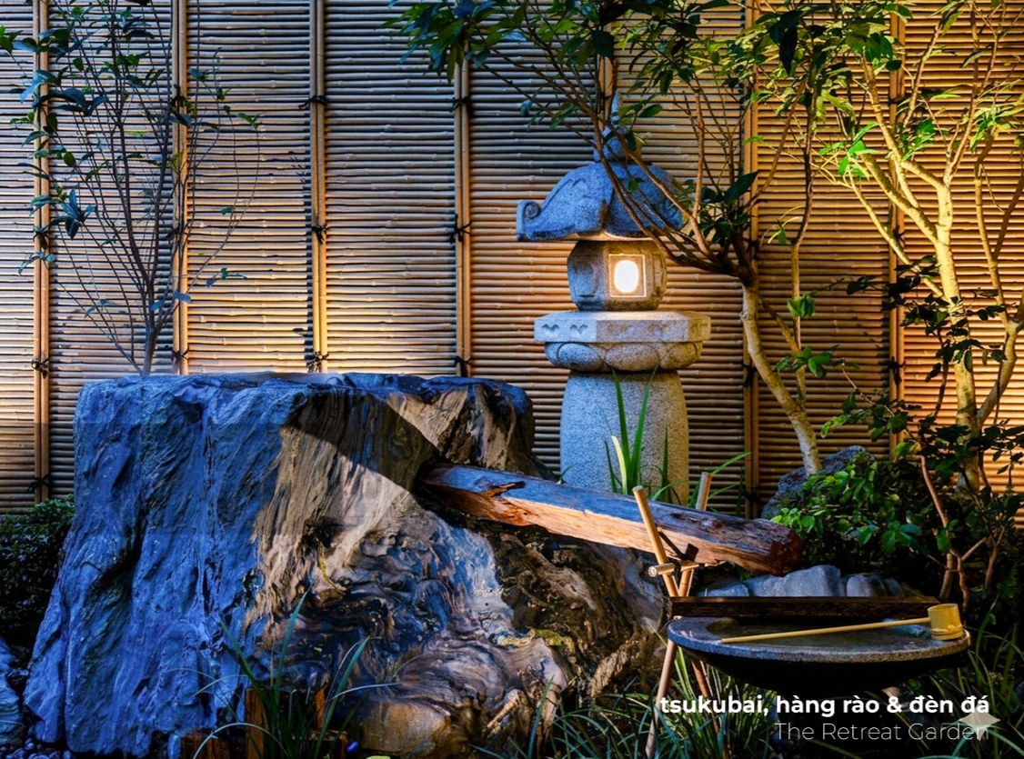 Tsukubai, hàng rào tre và đèn đá về đêm tại The Retreat Garden
