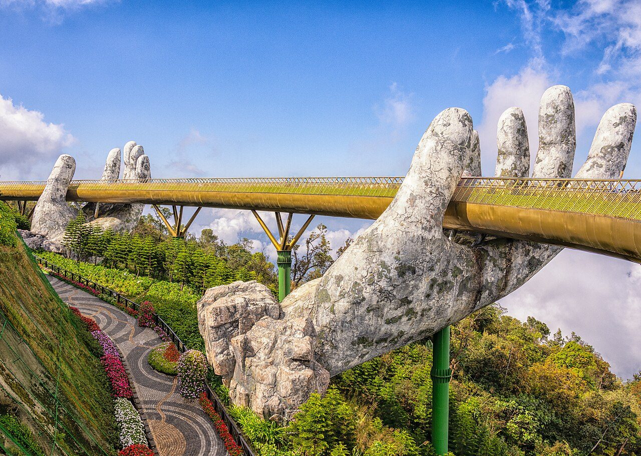 Cầu Vàng Bà Nà Hills — đôi bàn tay nâng dải cầu vàng