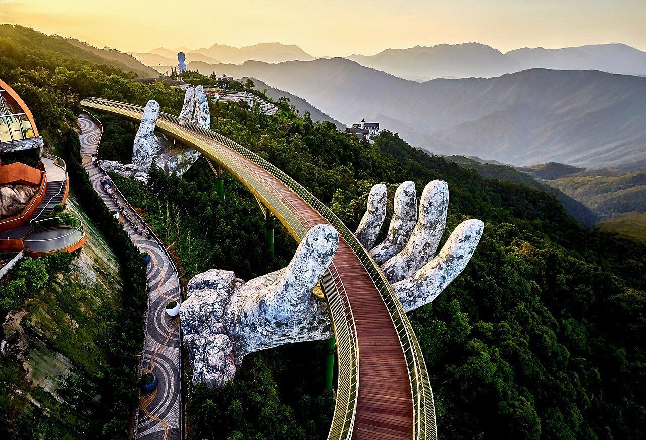 Cầu Vàng nhìn từ trên cao lúc hoàng hôn
