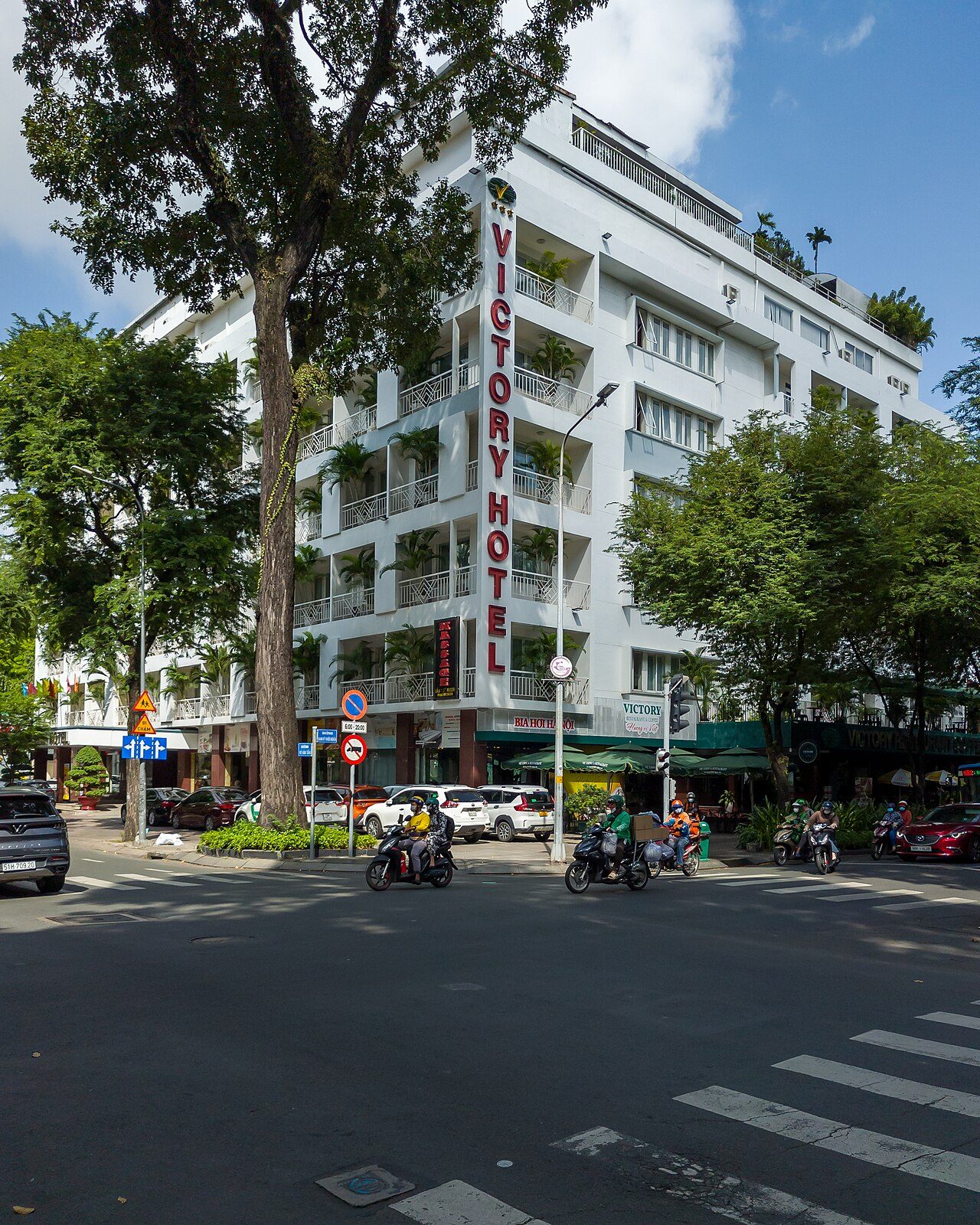Đường phố rợp bóng cây ở Quận 3, TP. Hồ Chí Minh