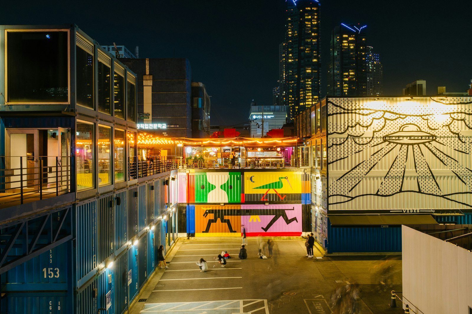 Dãy quầy container sáng đèn trong một khu chợ đêm