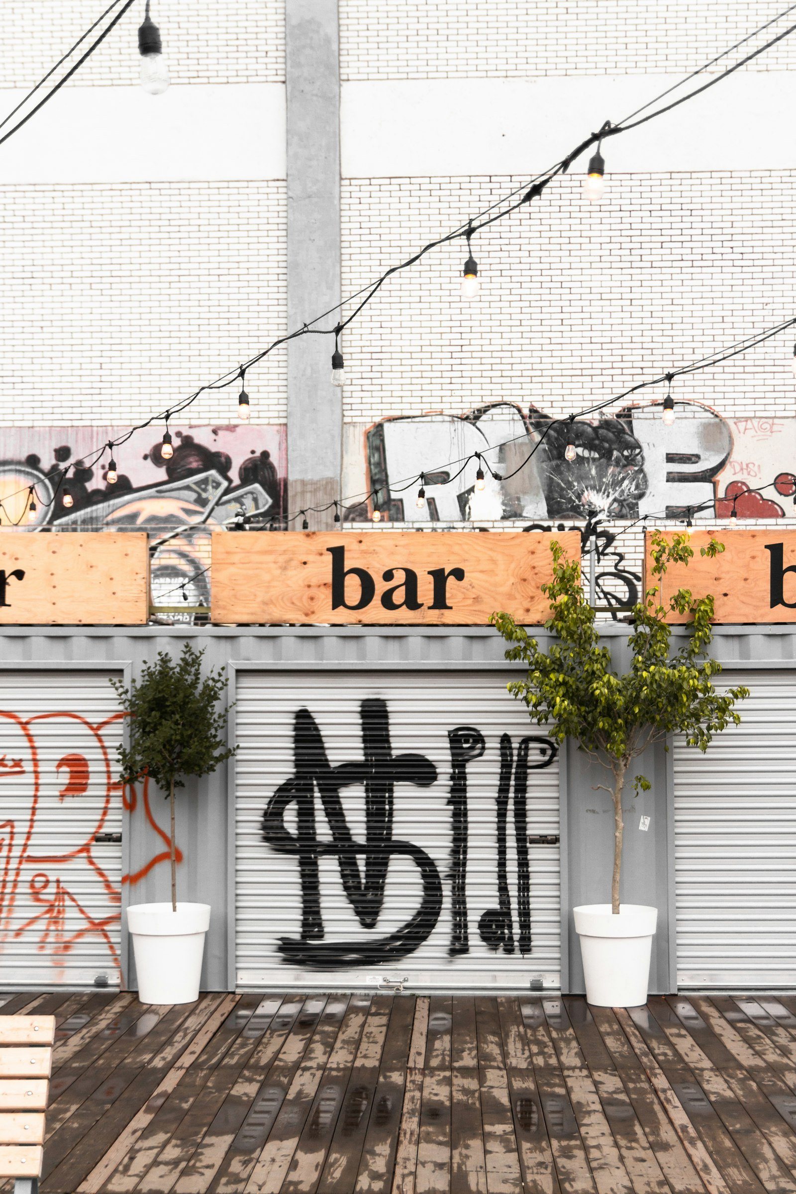 Quầy quán ngoài trời trước bức tường phủ graffiti
