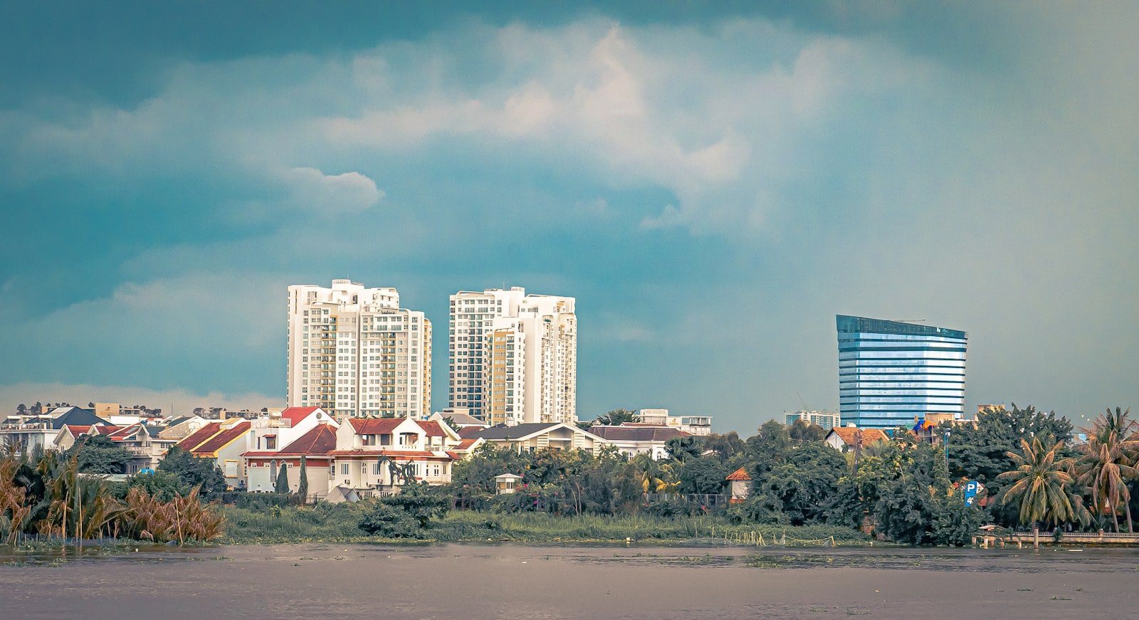 Khu đô thị Việt Nam nhìn từ phía mặt nước với dải cây xanh