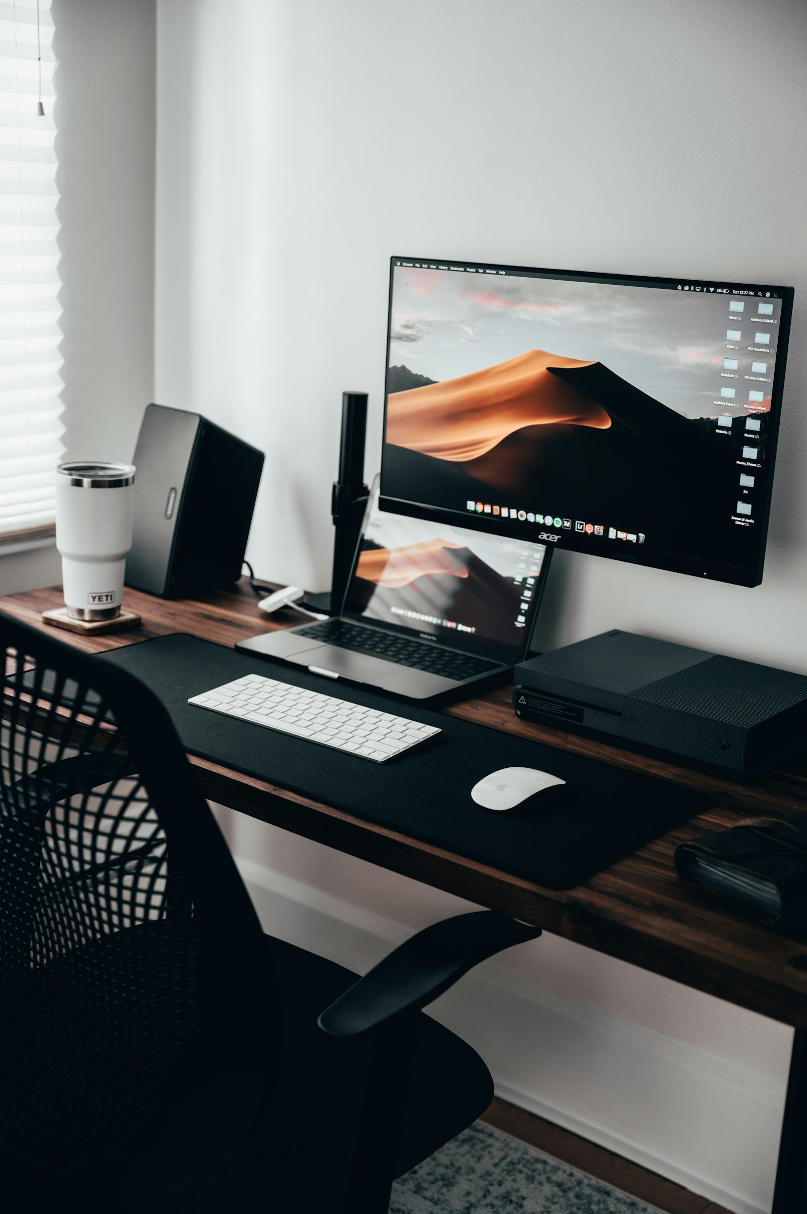 Bàn làm việc hai màn hình trong văn phòng thiết kế