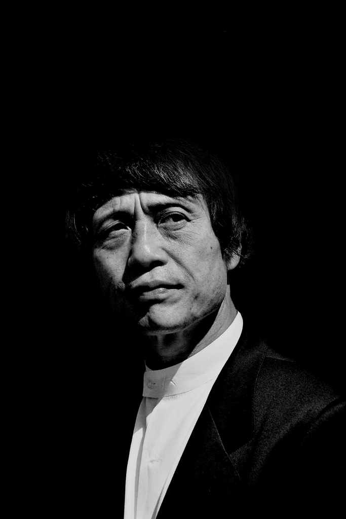 Chân dung đen trắng Tadao Ando trong vệt sáng