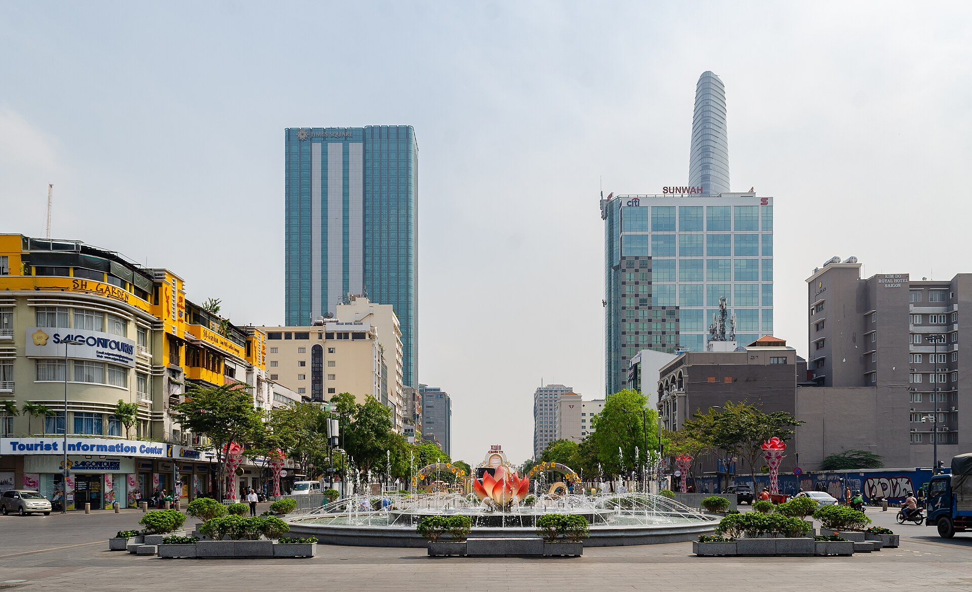 Quảng trường đi bộ Nguyễn Huệ với đài phun nước hoa sen, cây xanh hai bên và các cao ốc trung tâm Sài Gòn