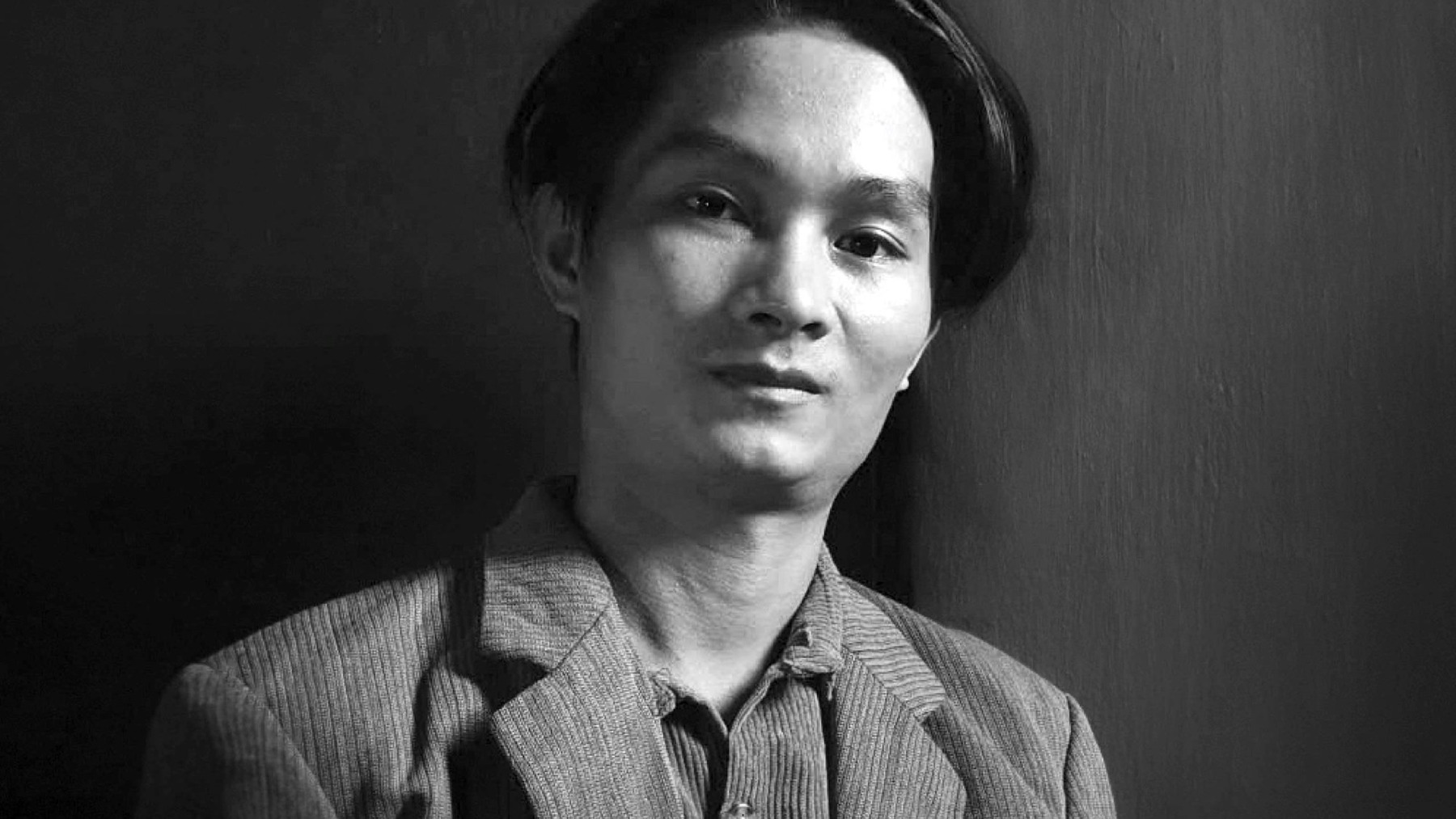 Chân dung Lê Tấn Chung, khung ngang, nền tường tối