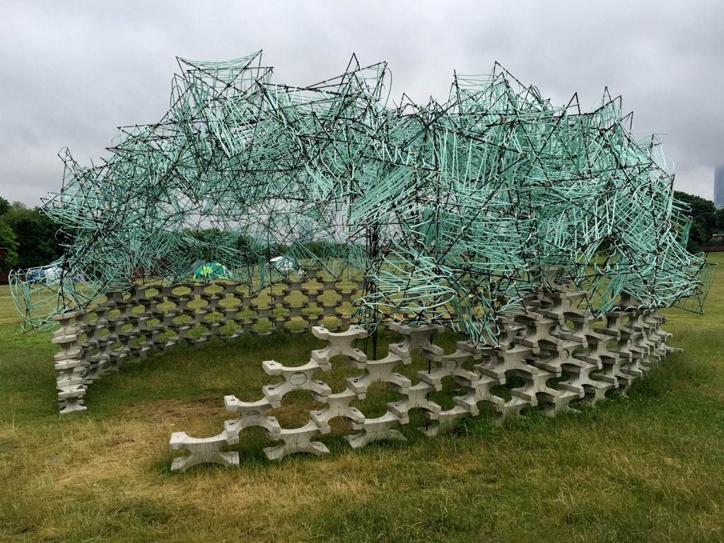 Billion Oyster Pavilion trên Governors Island: vòm dây thừng xanh ngọc đan trên khung thép, tường thấp xếp từ khối bê tông giá thể nuôi hàu
