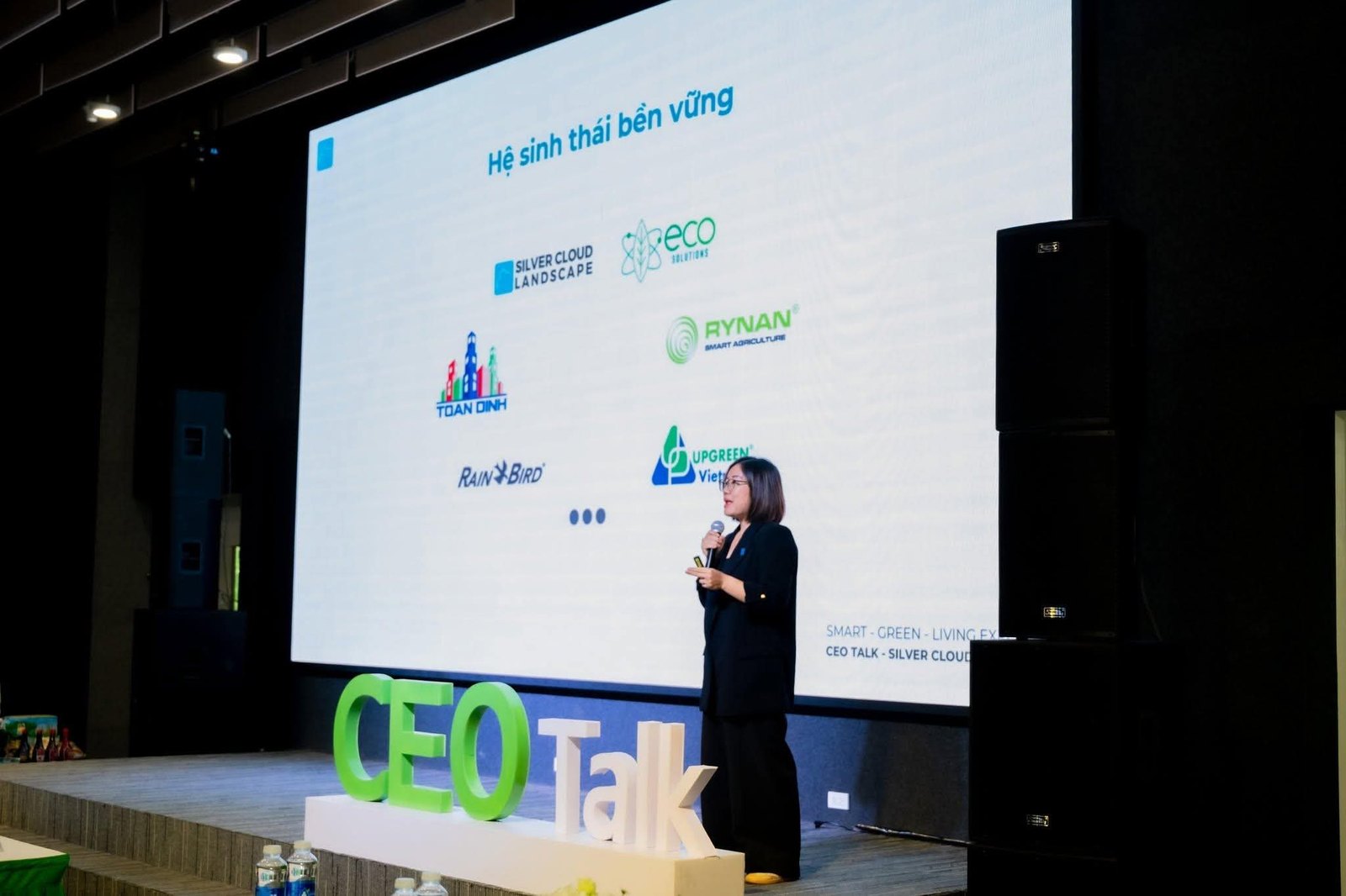 CEO Nguyễn Thị Hà Thu trình bày tại CEO Talk, màn hình chiếu hệ sinh thái đối tác của Silver Cloud Landscape