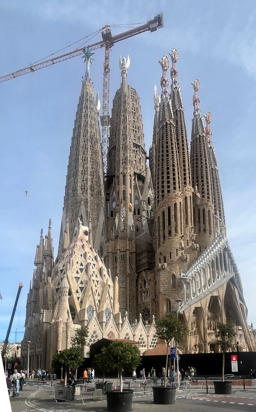 Toàn cảnh Sagrada Família năm 2023 với các tháp Thánh sử gần hoàn thiện, cần cẩu vẫn đứng giữa cụm tháp