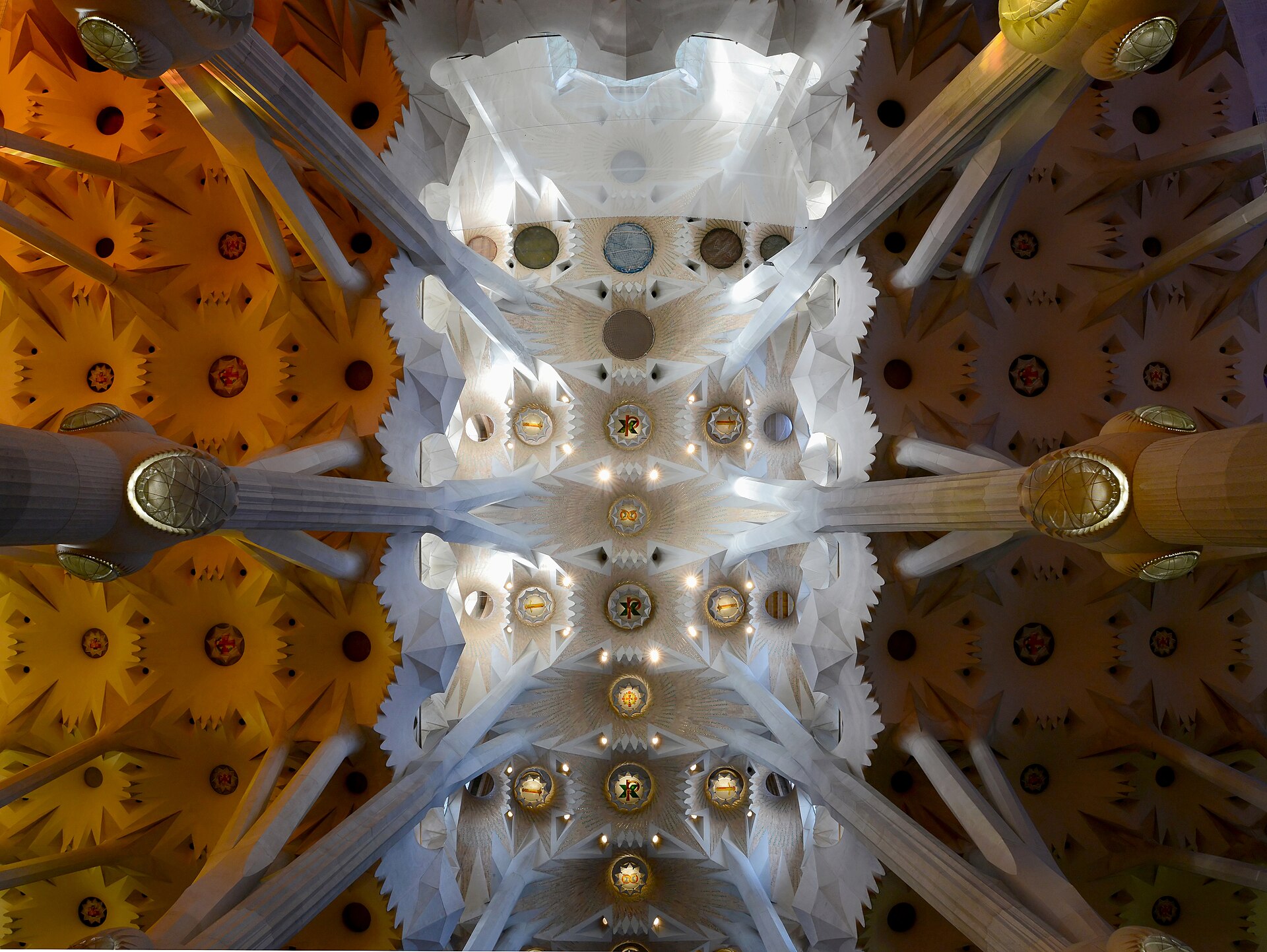 Trần gian giữa Sagrada Família với các vòm hình sao đối xứng và cột phân nhánh hai bên