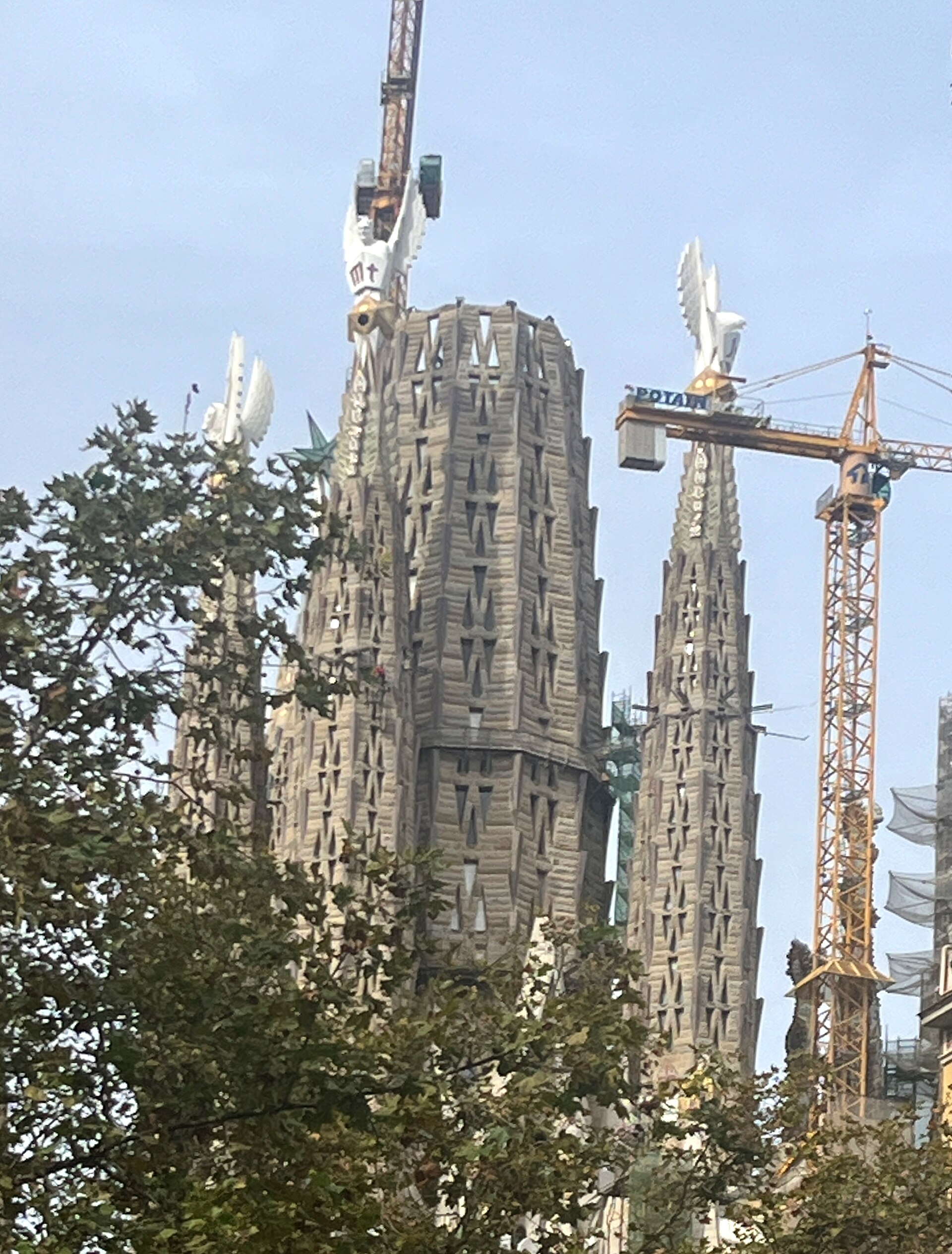 Cần cẩu làm việc sát các tháp Thánh sử đang hoàn thiện của Sagrada Família năm 2023