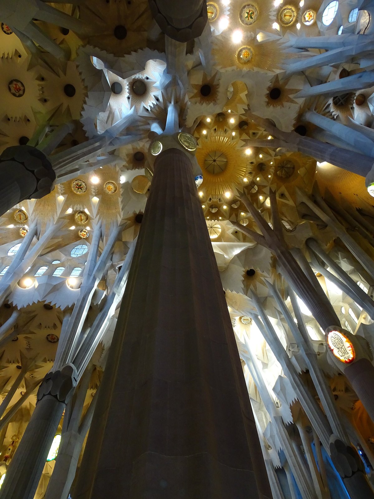 Gian giữa Sagrada Família với kính màu hai tông lạnh và nóng, hành lang và cột đá granite