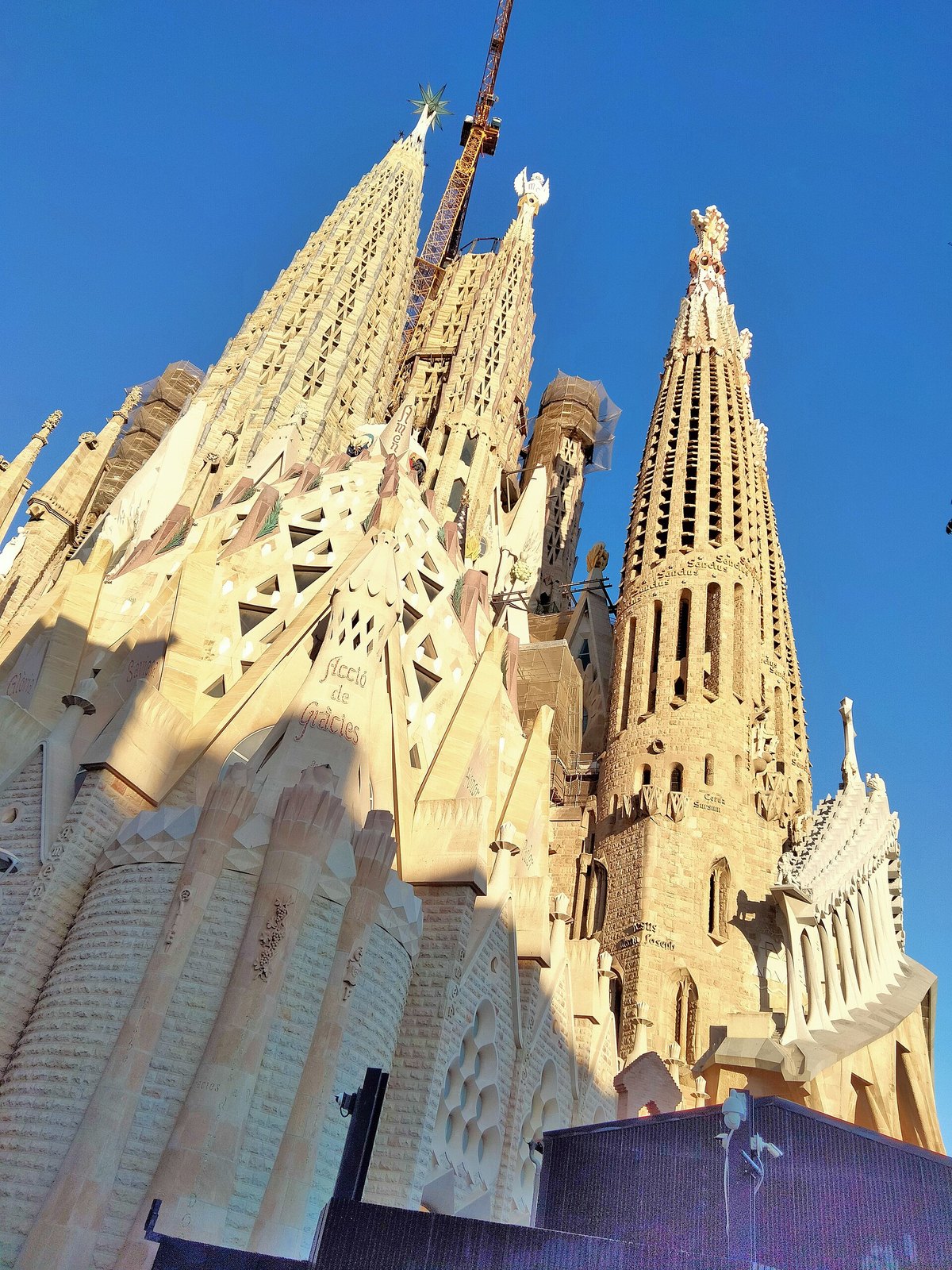 Các tháp Đức Mẹ, Thánh Marcô và mặt đứng Thương Khó của Sagrada Família nhìn từ phố Provença lúc hoàng hôn