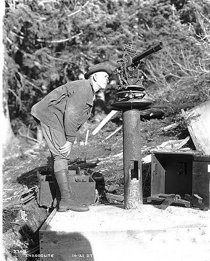 Kỹ sư trắc đạc ngắm máy kinh vĩ trên hiện trường, ảnh tư liệu đen trắng năm 1927