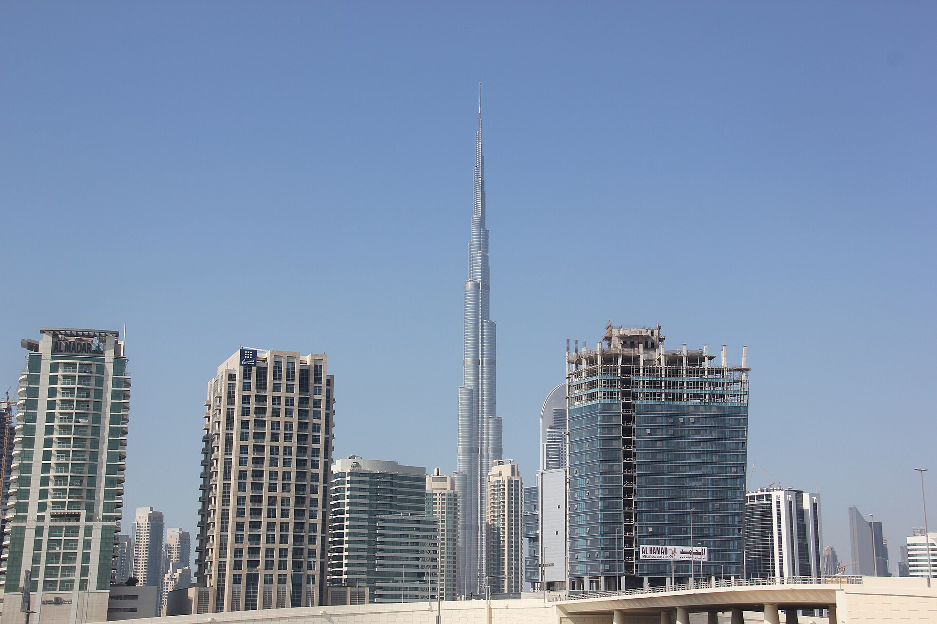 Tháp Burj Khalifa vươn cao giữa các cao ốc Dubai dưới trời xanh