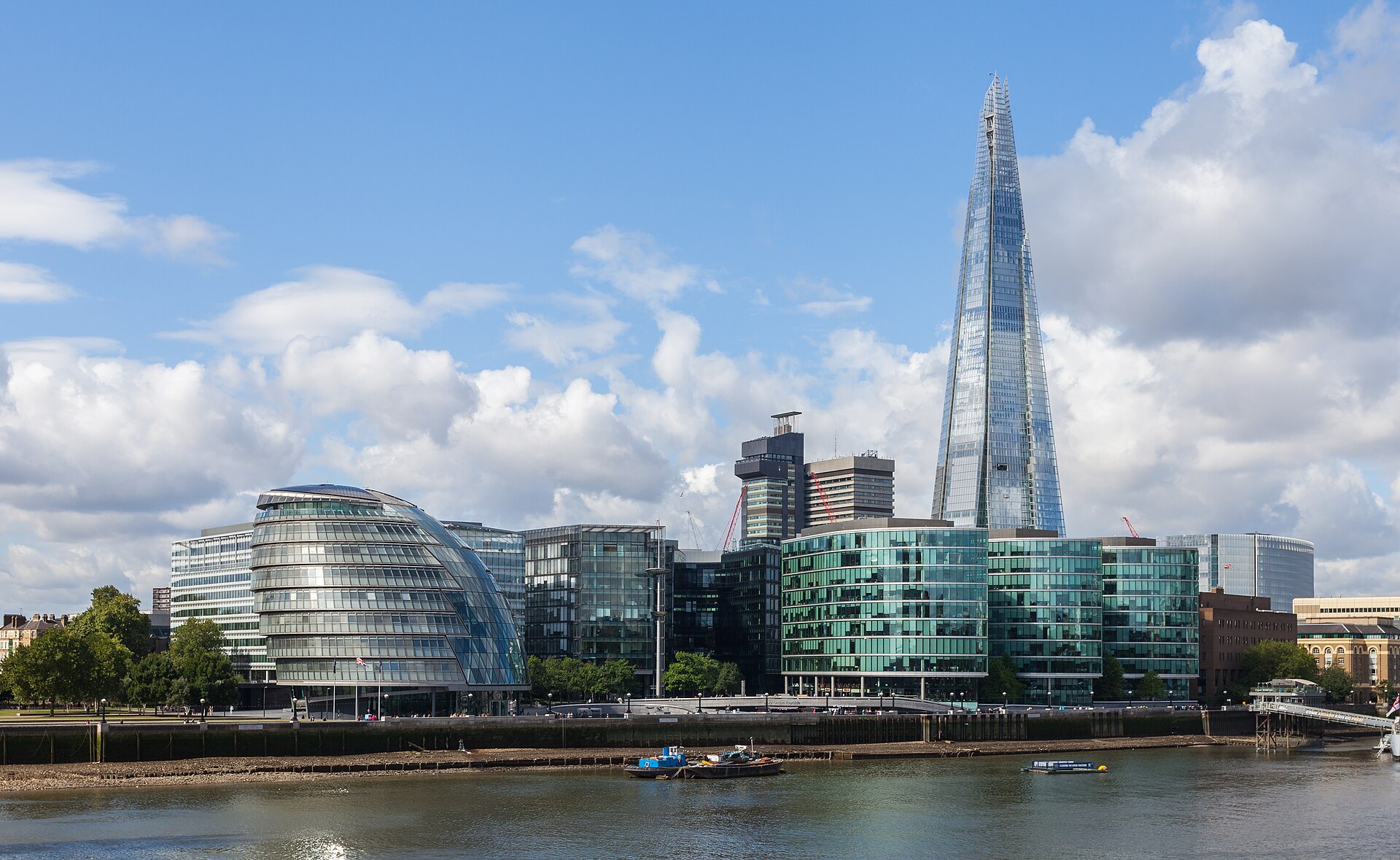 Tháp kính The Shard vượt lên trên cụm công trình bờ nam sông Thames London
