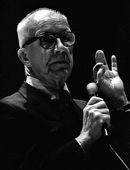 Buckminster Fuller đeo kính dày cầm micro thuyết trình