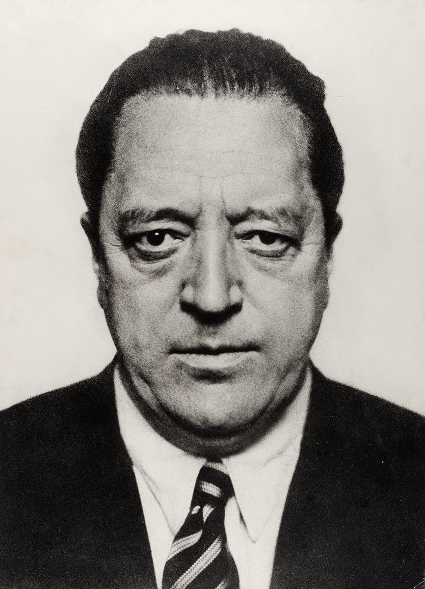Chân dung Mies van der Rohe năm 1934 nhìn thẳng, ảnh của Hugo Erfurth