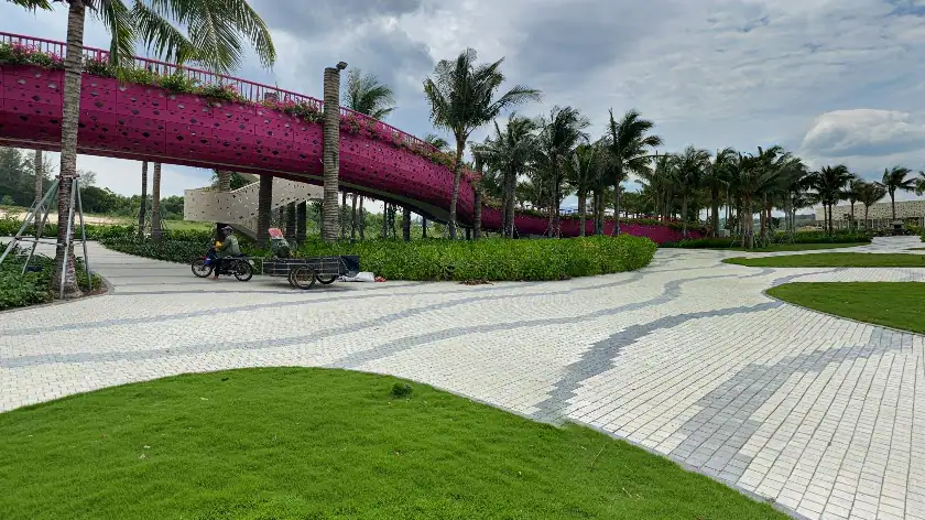 Ảnh động quay một vòng 360 độ từ giữa quảng trường Thanh Long Baywalk, lần lượt qua tuyến cầu hồng sen, hàng dừa, các đảo cỏ và nền lát vân sóng