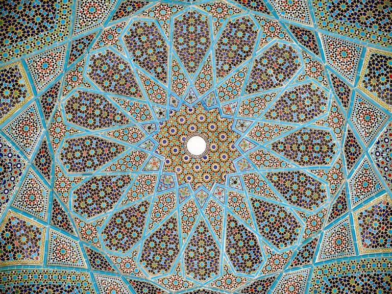 Gạch Girih được các kiến trúc sư Hồi giáo sử dụng trong hàng trăm năm, cùng thời với Penrose Tiling, được phát hiện vào những năm 1970.
Gạch Penrose được đặt tên theo nhà toán học và nhà vật lý Sir Ro...