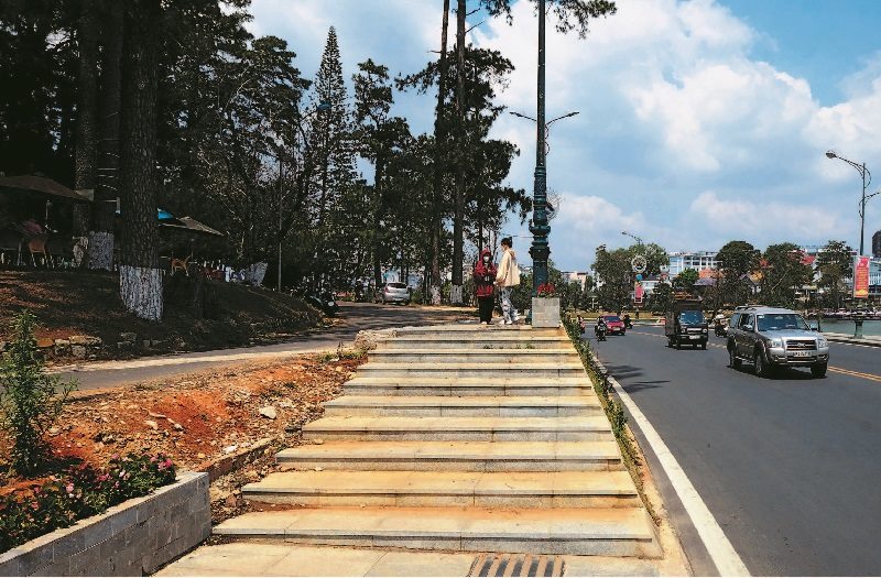 Vỉa hè cho người đi bộ trên cao
Khoảng 2 năm gần đây, vấn nạn “ùn tắc giao thông” của Đà Lạt luôn là một trong những đề tài làm hâm nóng các chương trình, nghị sự của tỉnh và thành phố; các chuyên gia...
