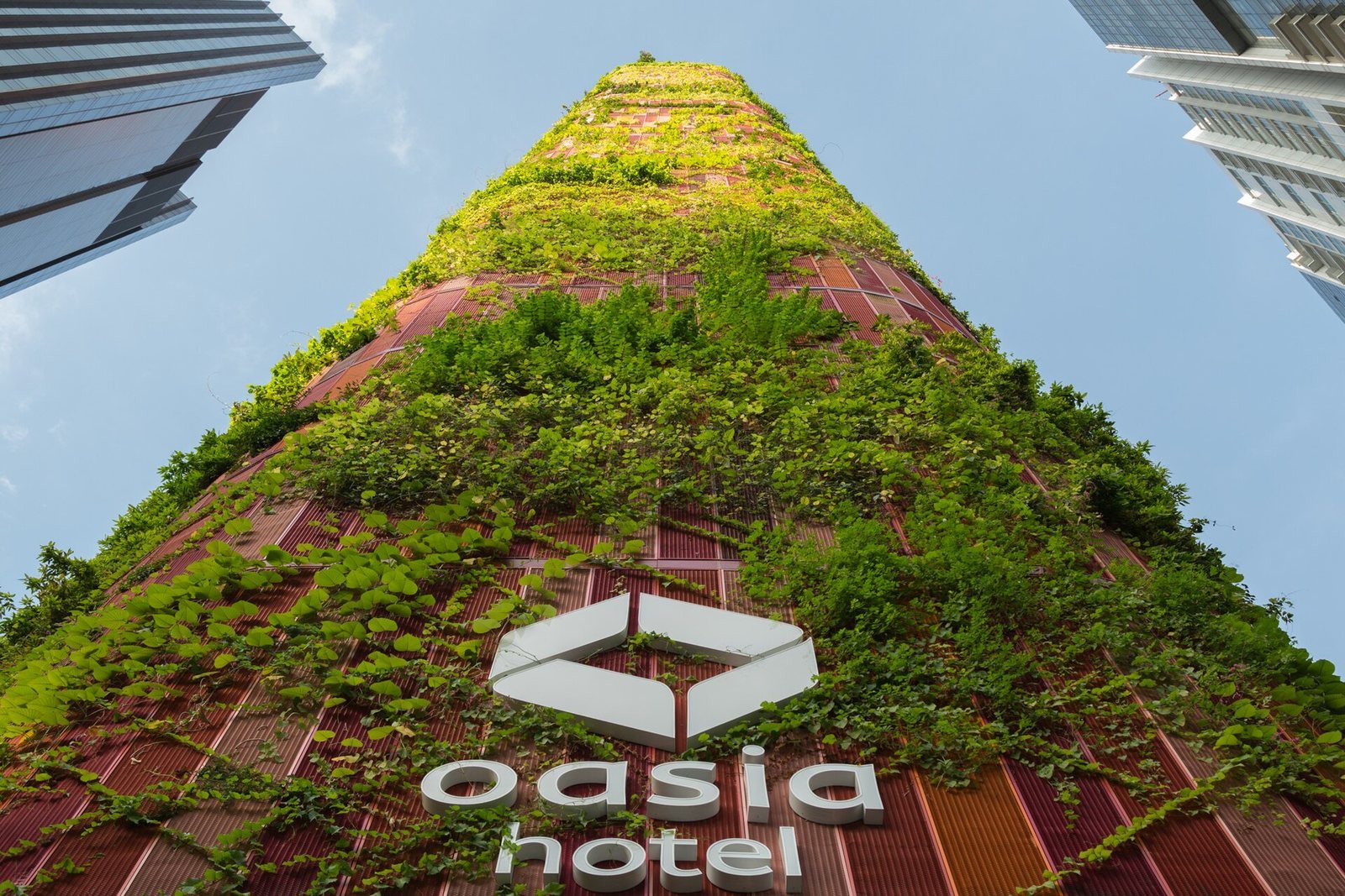Oasia Hotel Downtown, Singapore — cây leo phủ kín khung lưới mặt đứng