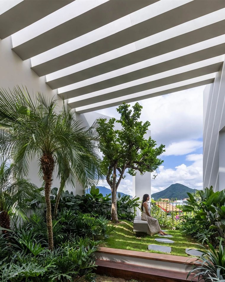 VƯỜN TRÊN MÂY Ở NHA TRANG, VN
.
Trước sự mở rộng ngày càng tăng của các đô thị, việc thiết kế một không gian xanh trong nhà ở đáp ứng đồng thời nhu cầu tìm đến thiên nhiên của con người, cũng như thẩm...
