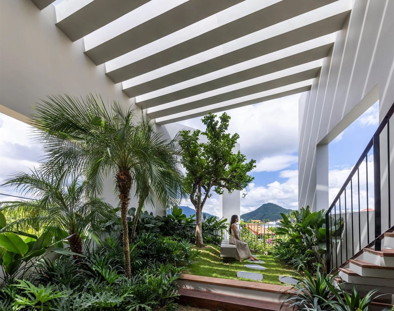 VƯỜN TRÊN MÂY Ở NHA TRANG, VN
.
Trước sự mở rộng ngày càng tăng của các đô thị, việc thiết kế một không gian xanh trong nhà ở đáp ứng đồng thời nhu cầu tìm đến thiên nhiên của con người, cũng như thẩm...