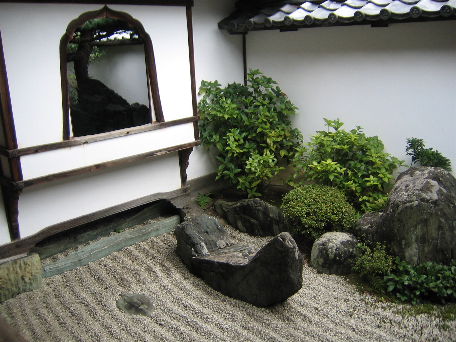 Thời Muromachi: Kinkaku-ji (1398), Ginkaku-ji (1482), Daisen-in (1513), Nanzen-ji — vườn thiền thành hình (hình 3 trong 4)