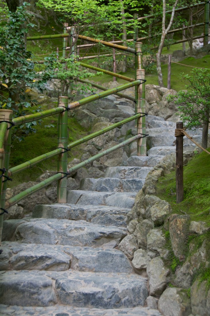 Bậc đá tự nhiên ở Ginkaku-ji Kyoto, hai bên là tay vịn tre và thảm rêu