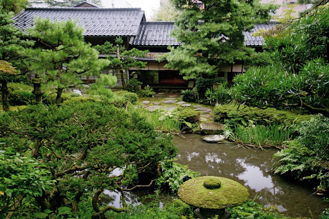Vườn Gyokusen-en ở Kanazawa, tuyến đá bước dẫn từ mặt nước lên hiên nhà, xen đèn đá phủ rêu