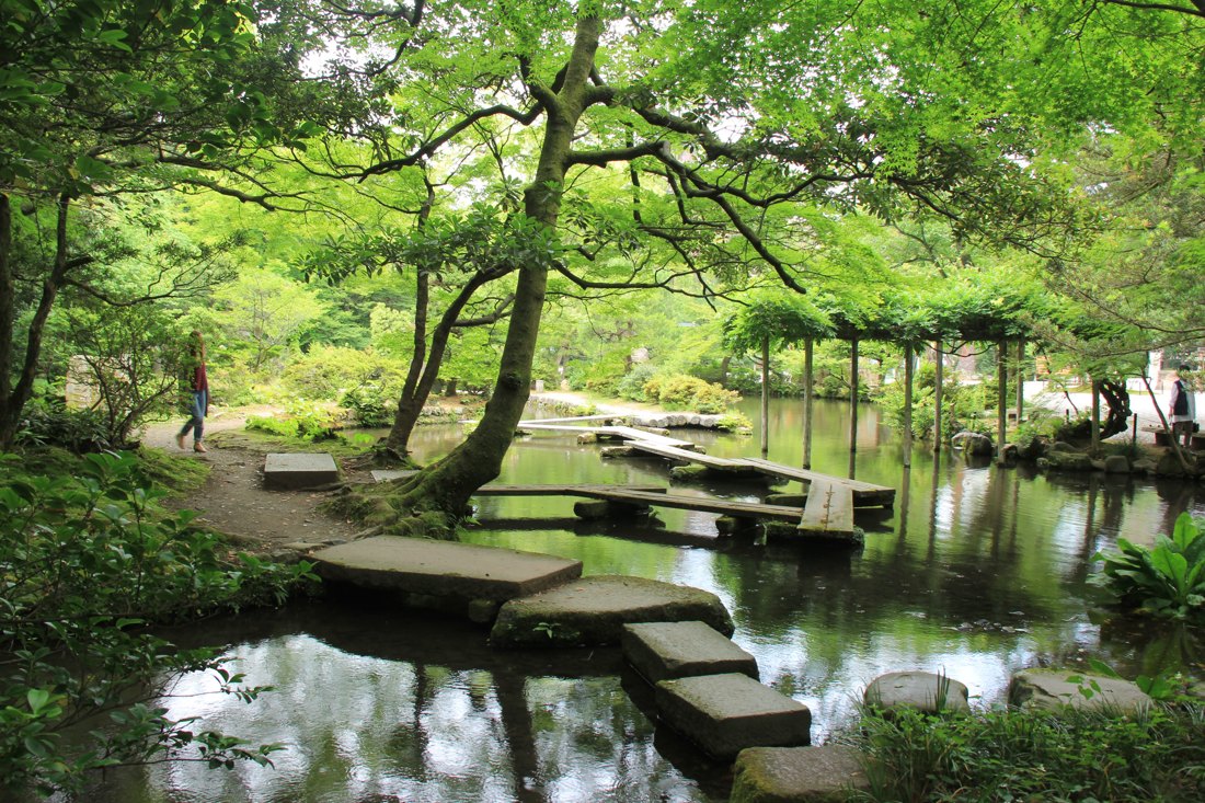 Đá bước tobi-ishi bắc qua mặt nước trong vườn đền Oyama, Kanazawa, các hòn to nhỏ khác nhau đặt nhịp không đều