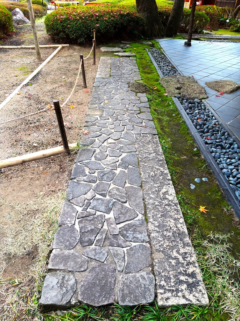 Nobedan nhìn gần ở Shōfū-en Fukuoka, dải đá cắt thẳng làm biên, ruột ghép đá tự nhiên nhiều hình thù