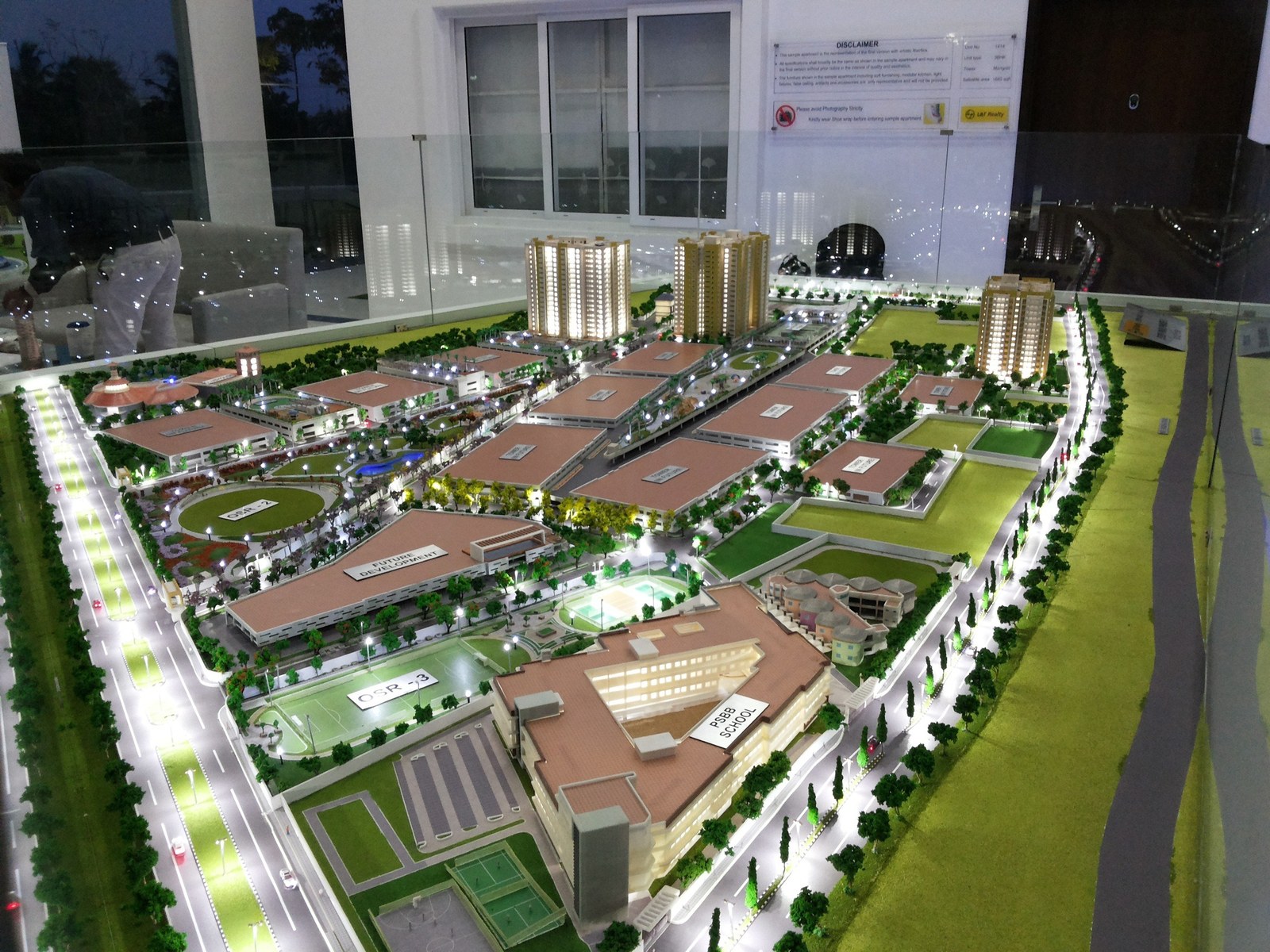Mô hình maquette dựng bằng bìa, gỗ balsa hoặc nhựa mica thu nhỏ toàn bộ khu đất theo một tỷ lệ cố định, thể hiện khối công trình, mảng cây xanh, mặt nước và mạng lưới đường nội bộ cùng lúc trên một mặ...