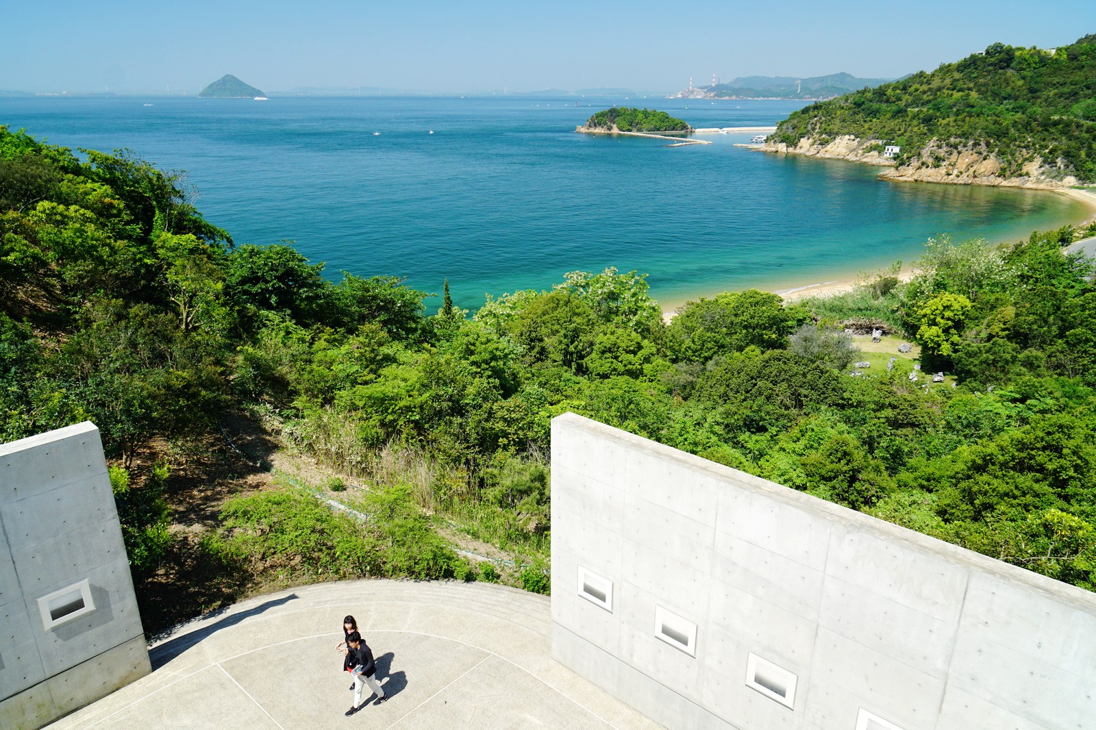 Benesse House Museum nhìn ra biển nội địa Seto trên đảo Naoshima