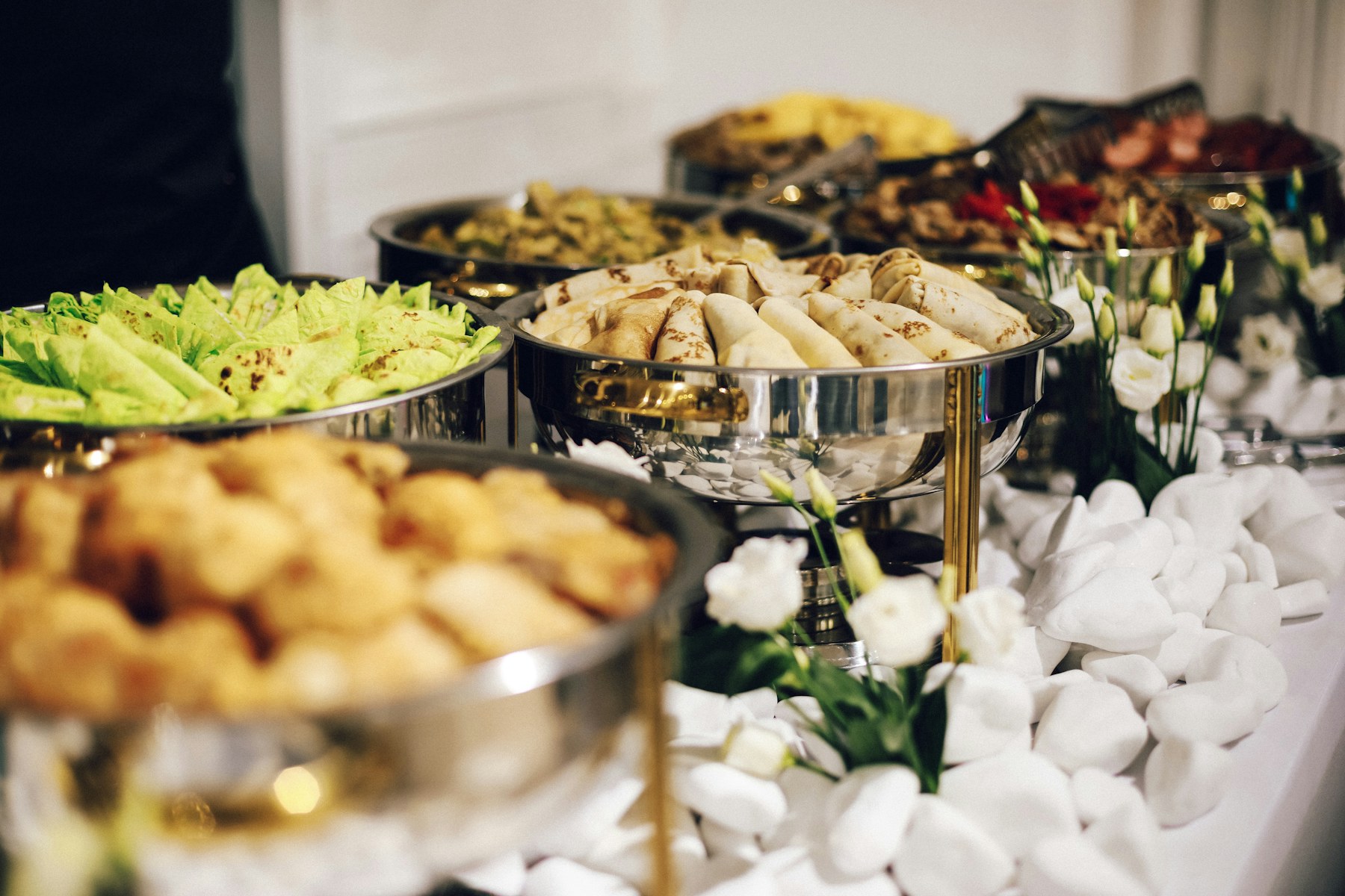 Các khay hâm nóng bằng inox trên bàn buffet, chụp gần