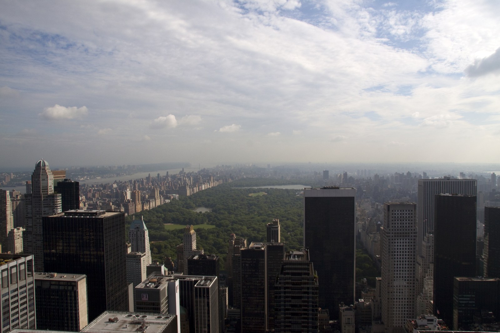 Toàn cảnh mảng cây xanh lớn hình chữ nhật của Central Park nhìn từ trên cao, bao quanh bởi nhà cao tầng Manhattan