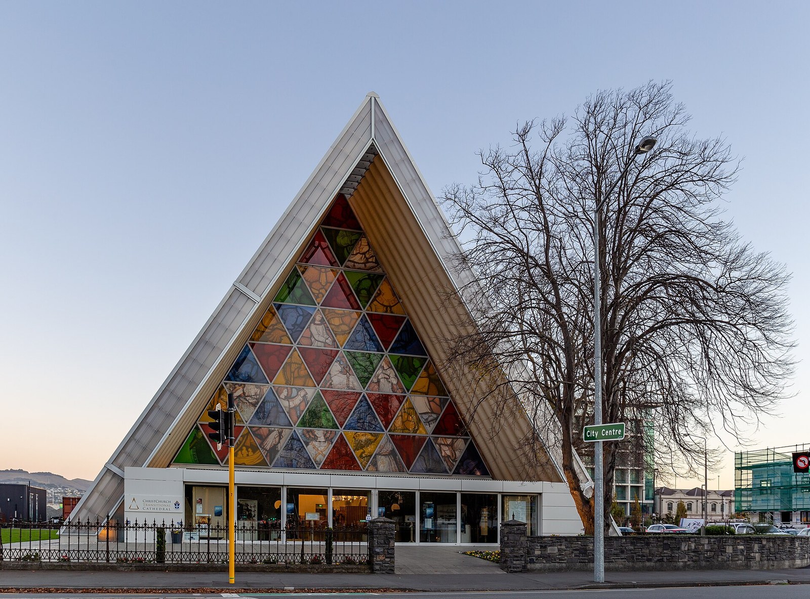 Vành xe đạp, ô hỏng và bìa carton — Toàn cảnh mặt trước Cardboard Cathedral
