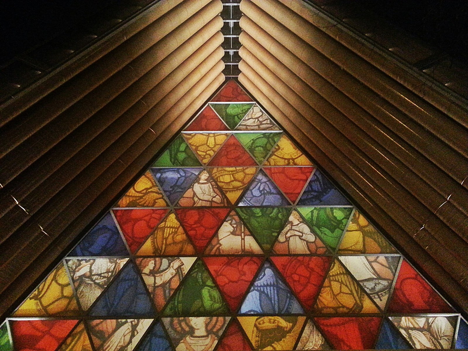 Vành xe đạp, ô hỏng và bìa carton — Nhìn từ trong nội thất Cardboard Cathedral ra cửa