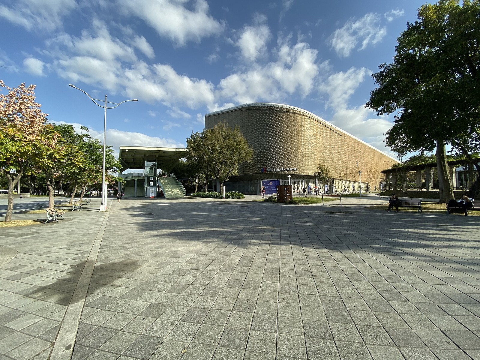 Vành xe đạp, ô hỏng và bìa carton — Toàn cảnh EcoARK (Pavilion of New Fashion) nhìn từ