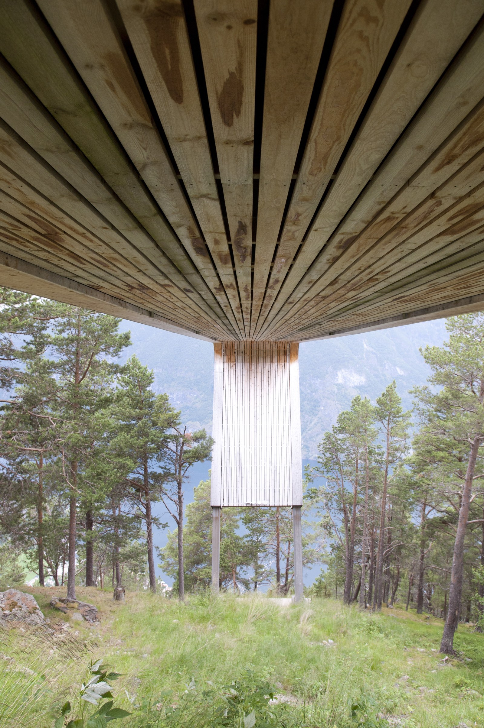 Aurland Lookout — Nhìn từ dưới lên mặt sàn gỗ hình quạt