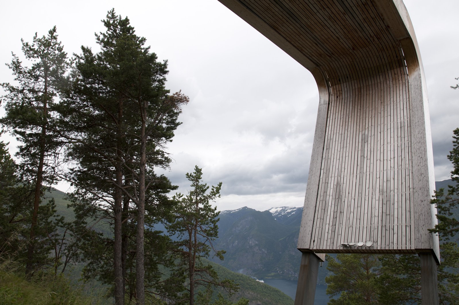 Aurland Lookout — Khúc gập xuống của tấm ván Stegastein nhìn từ