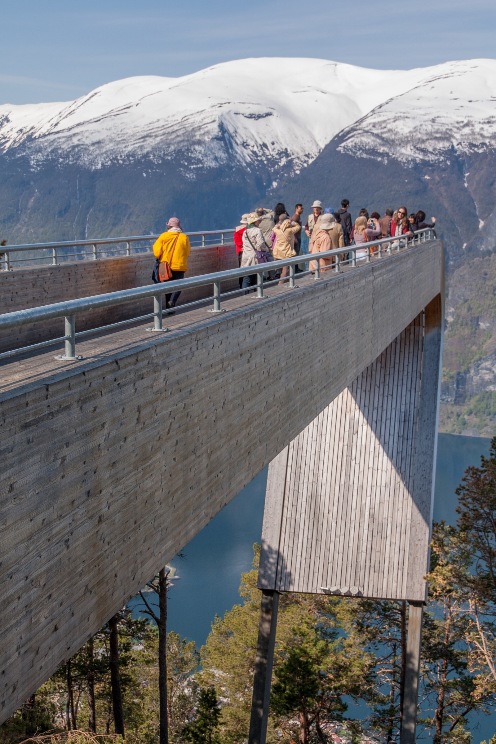 Aurland Lookout — Nhóm khách áo mưa cam đứng trên platform Stegastein