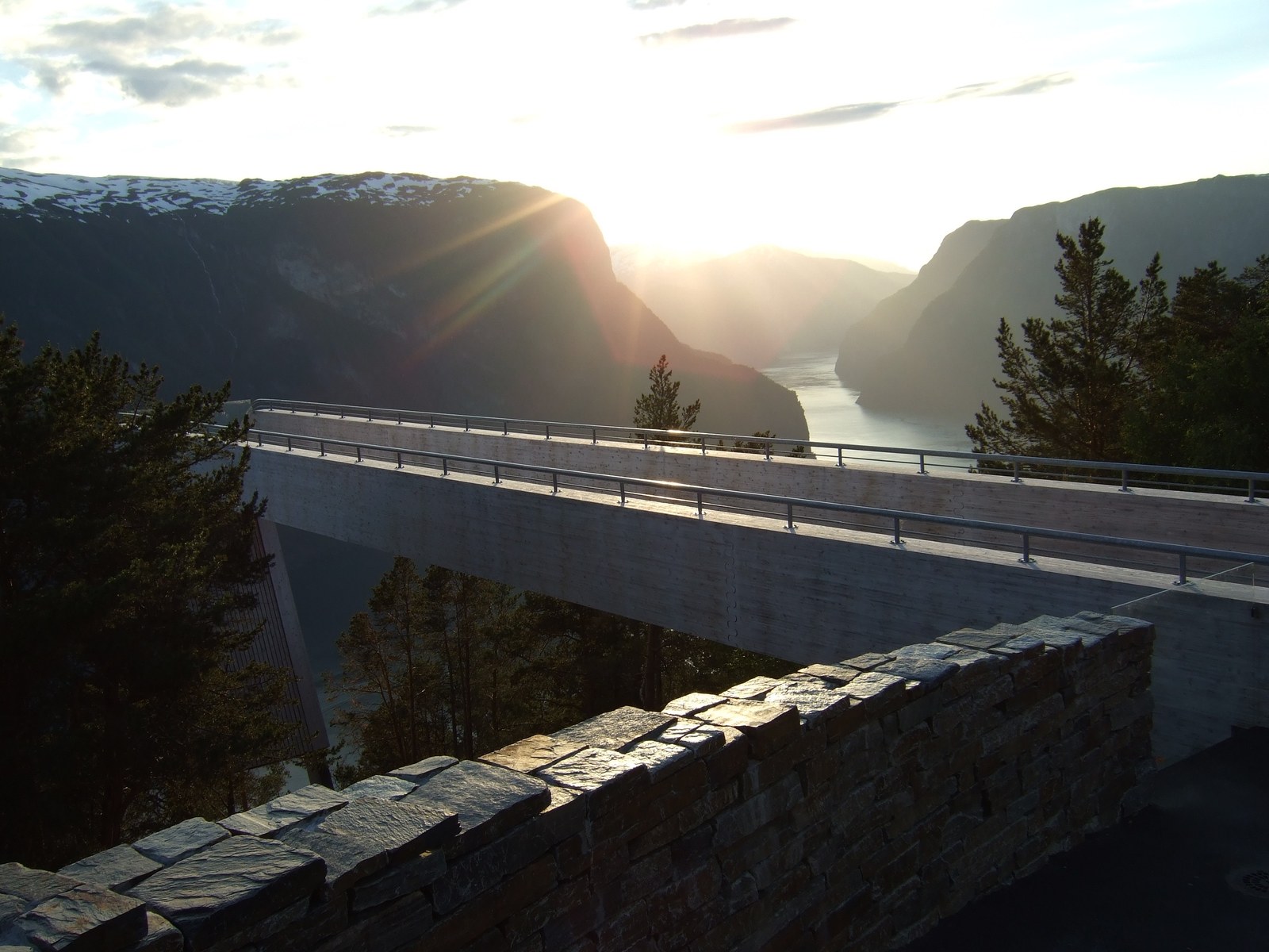 Aurland Lookout — Tấm ván gỗ Stegastein vươn ra khỏi vách núi